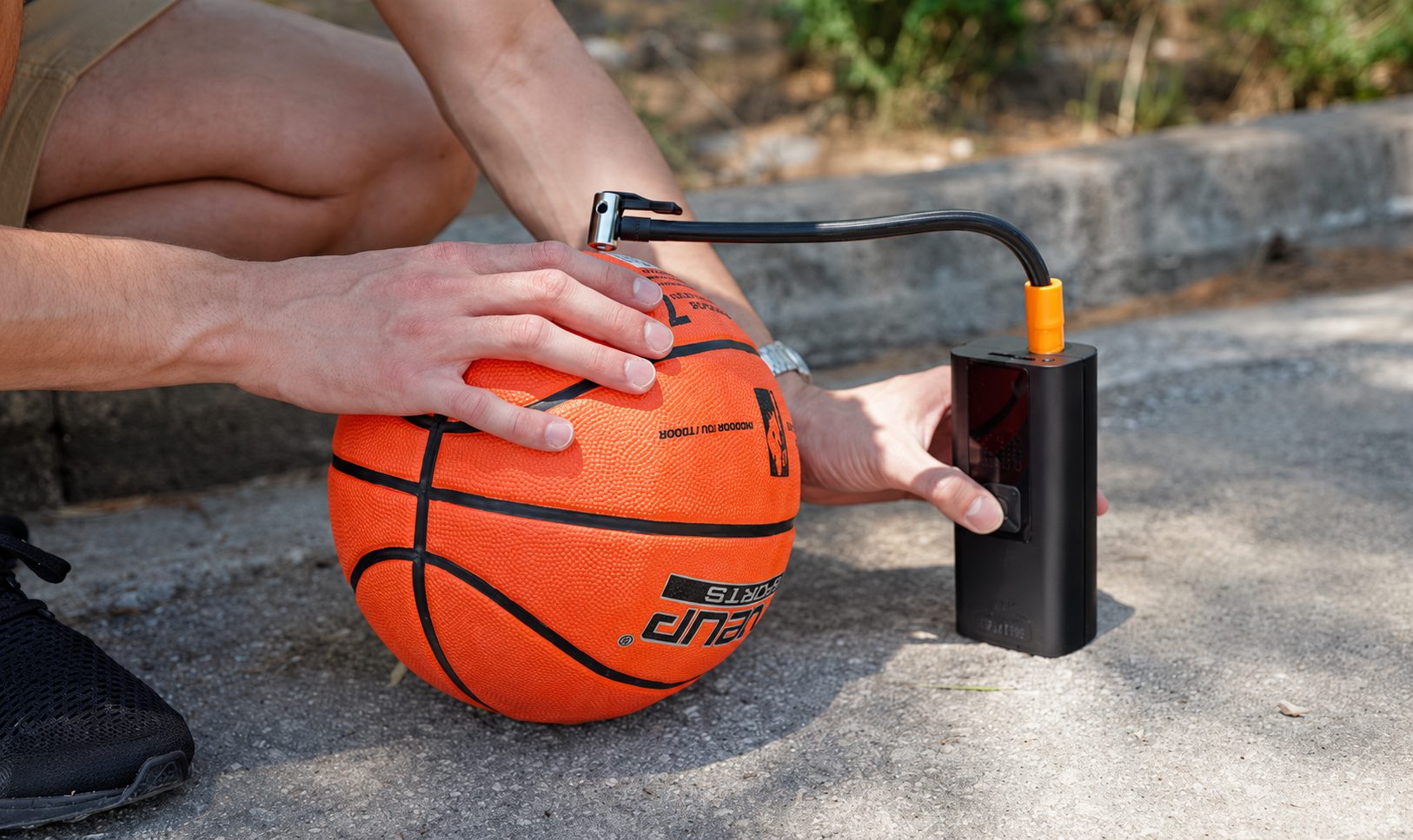 TireHero utilisé avec l'embout aiguille pour gonfler un ballon de basket