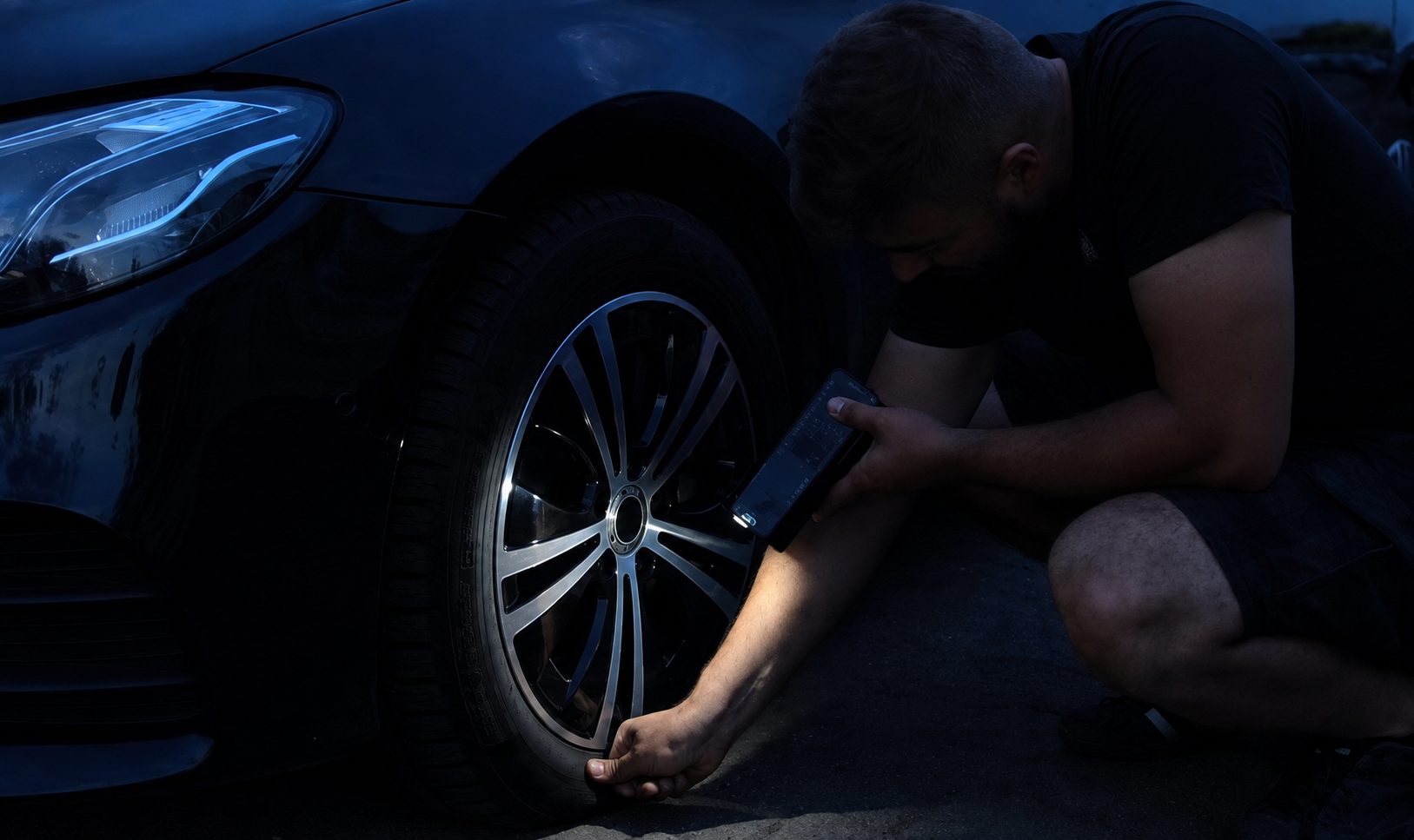 Gonflage d'un pneu de nuit grâce à la lampe LED intégrée du TireHero
